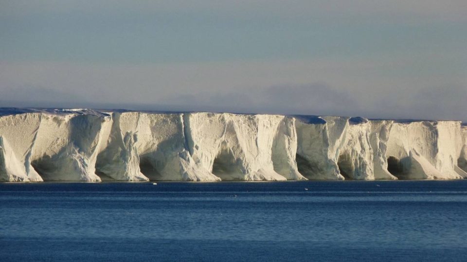 Спустя 30 лет, в движение пришел крупнейший айсберг планеты
