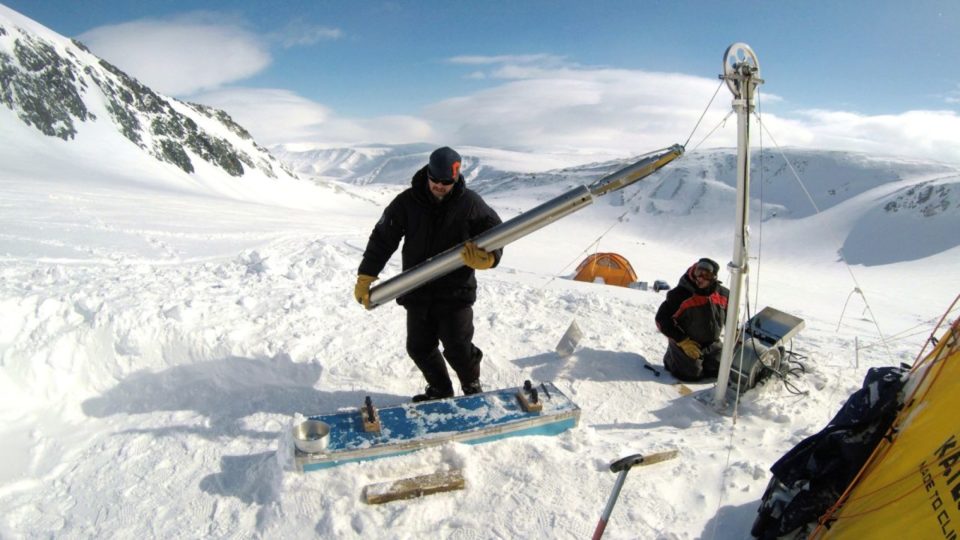 Российским ученым удалось извлечь 91-метровый керн из ледника ИГАН для понимания прошлого и будущего климата